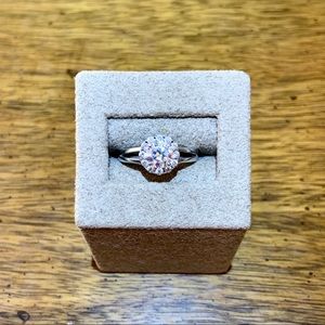 🆕🌺CZ Sterling Silver Halo Ring